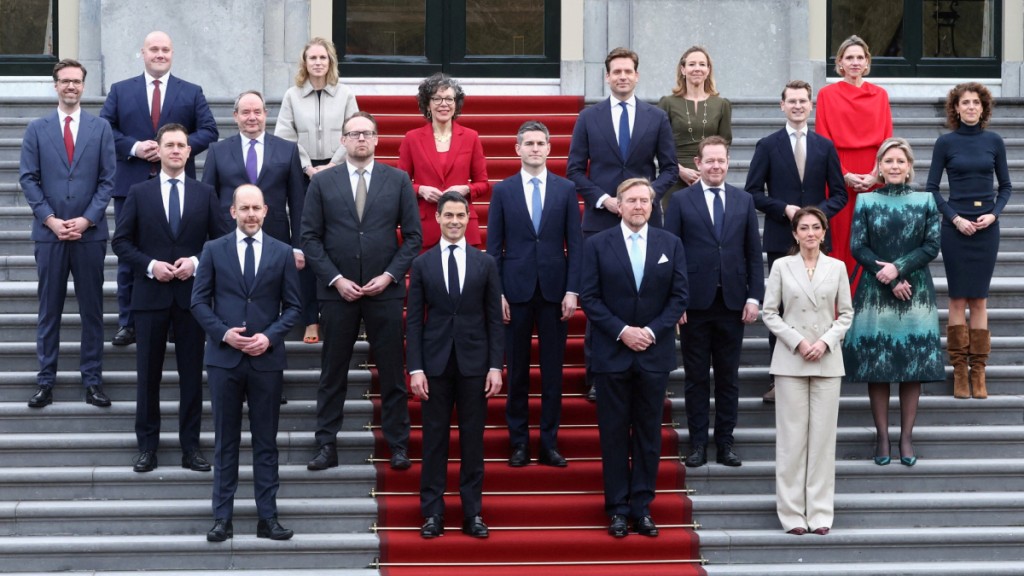 38歲葉騰（前排左二）成荷蘭最年輕兼首位出櫃總理。路透社