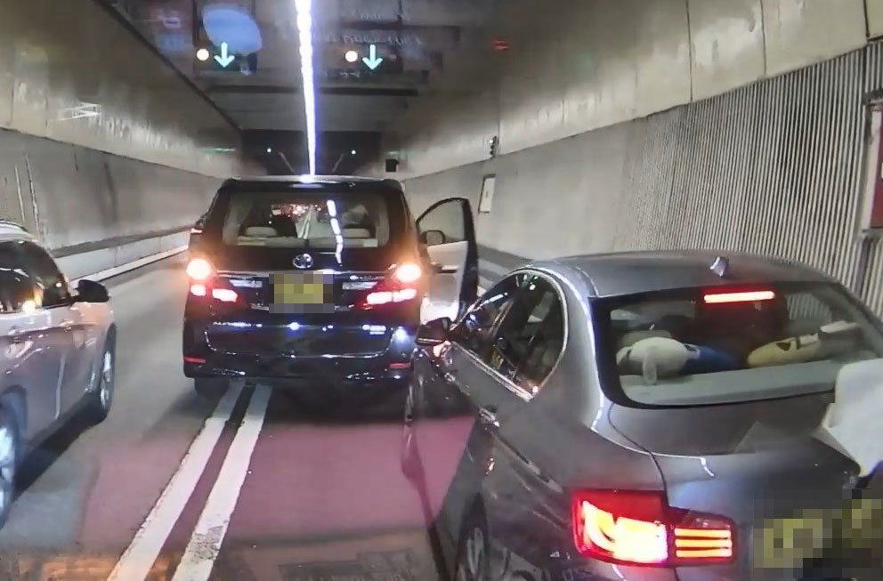 七人車司機更在隧道口下車。網上片段截圖