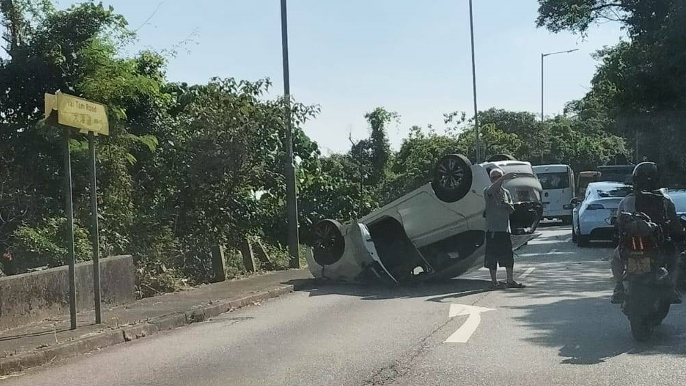 柴灣大潭道私家車自炒 四輪朝天司機一度被困。交通意外關注組(香港)FB