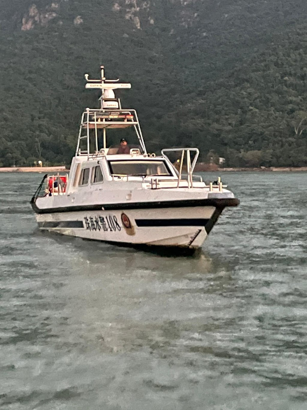 疑擱淺的珠海公安水警船。