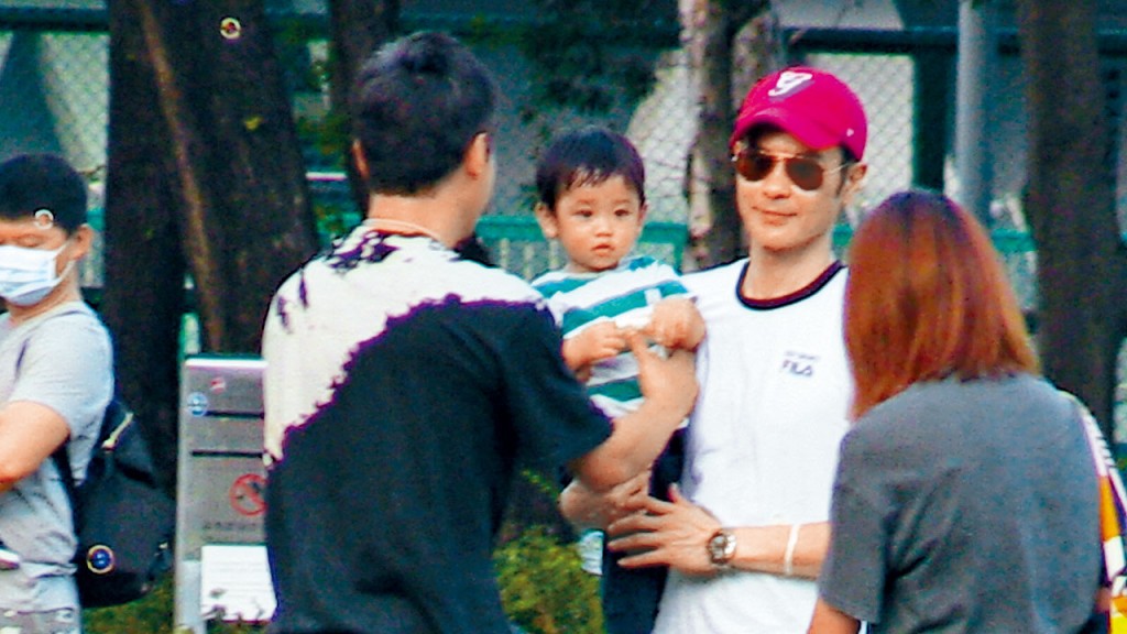 嘉穎父子在戶外解下口罩，未有刻意低調。