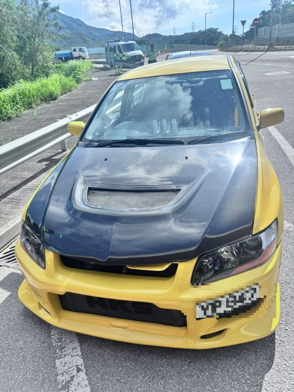 警方將11輛疑非法改裝私家車拖走。警方圖片 警方將11輛疑非法改裝私家車拖走。警方圖片
