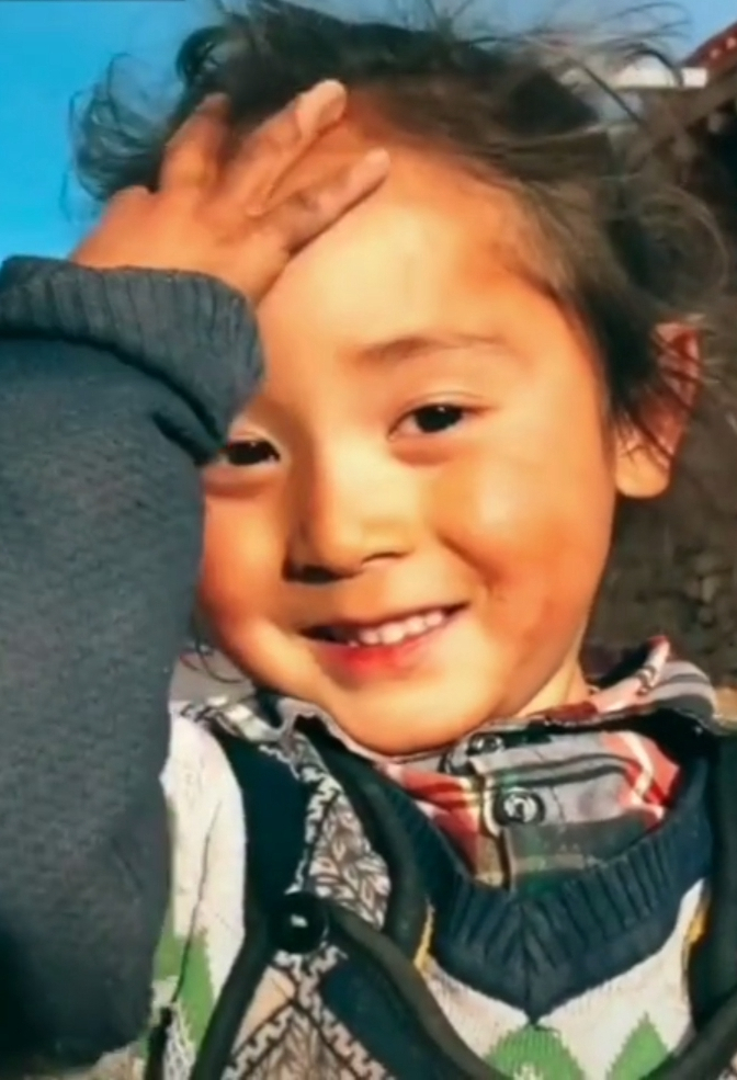 普吾尼瑪一邊撥頭髮，一邊展現出可愛燦爛的笑容，「俘虜」了不少網民的心。