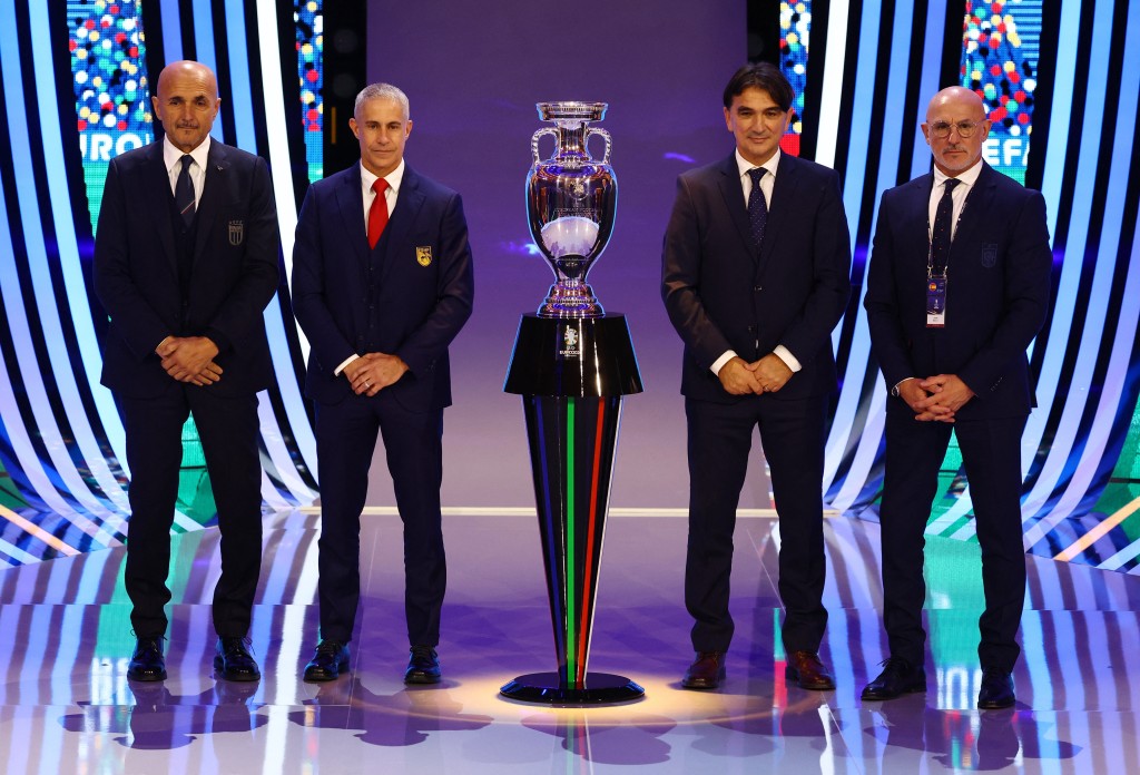 欧国杯B组四队的教练，(左至右)意大利史巴利堤、阿尔巴尼亚施云奴、克罗地亚达历、西班牙迪拿富安迪。Reuters