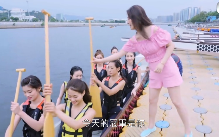 劉倩婷對師妹照顧有加。