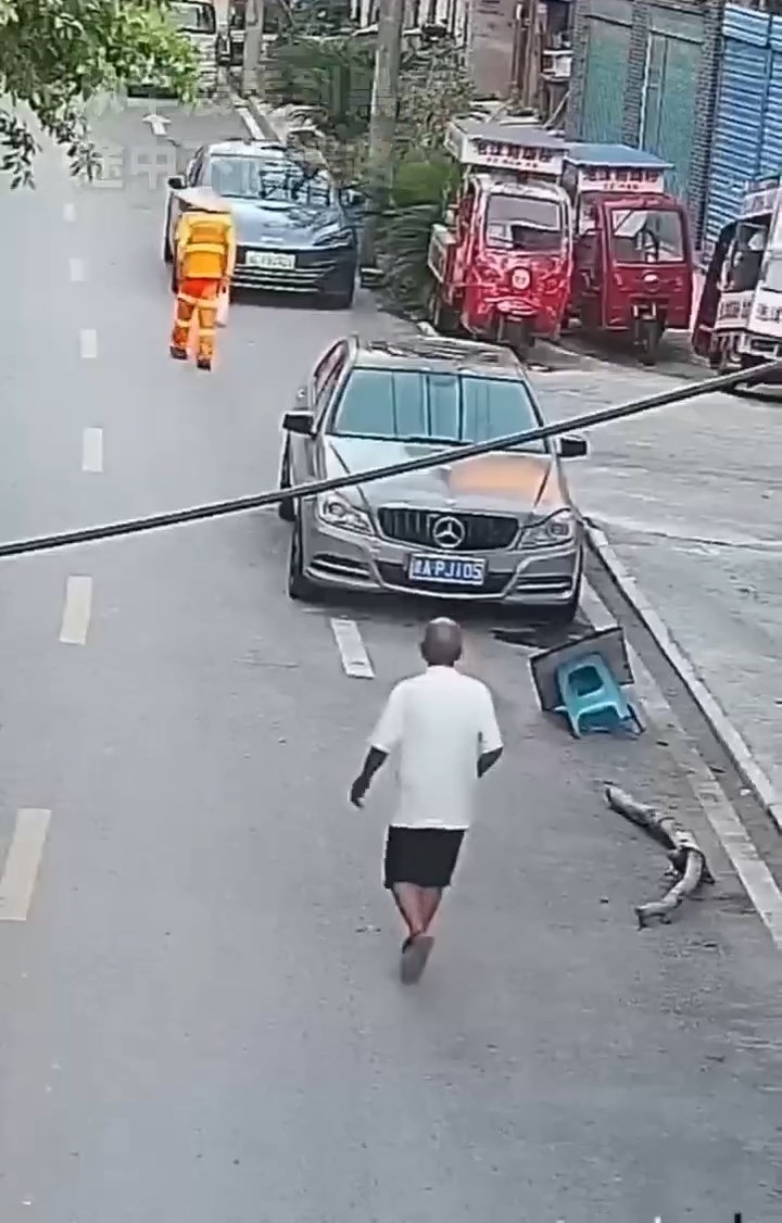 路边监控拍下老翁在街上乱走的情况。封面新闻 路边监控拍下老翁在街上乱走的情况。封面新闻