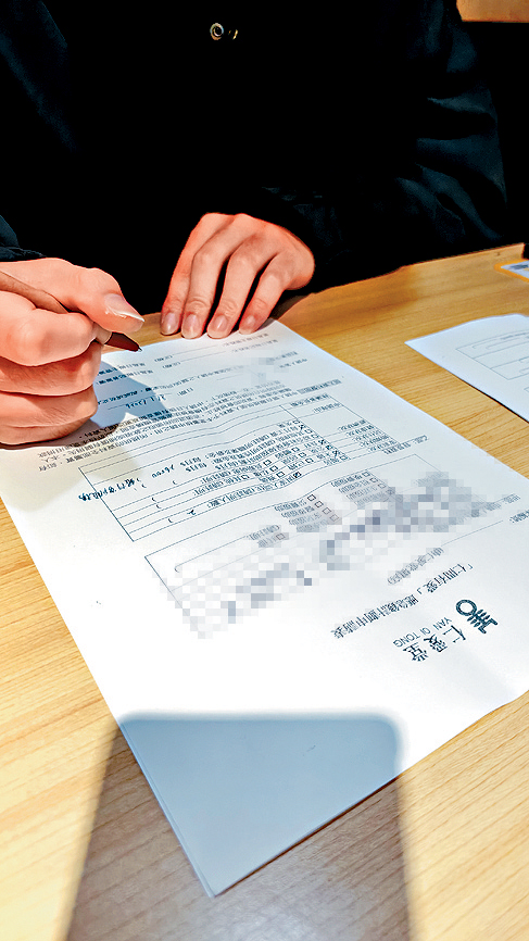 女死者兒子簽收善款後表示，由衷感激雪中送炭的善舉。 