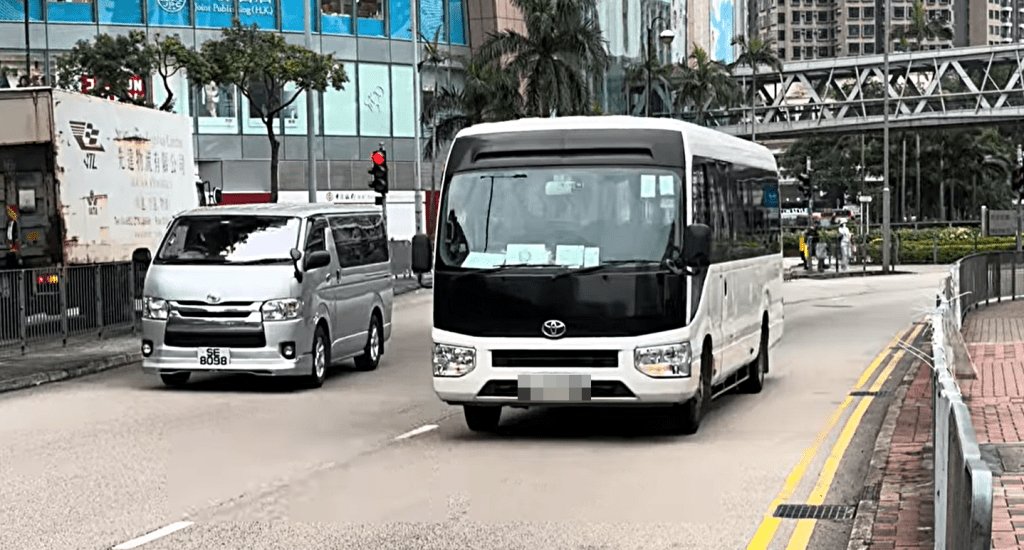涉涉事白色小巴為入境處外判車輛，去年被人拍到行駛中的片段。網上片段截圖