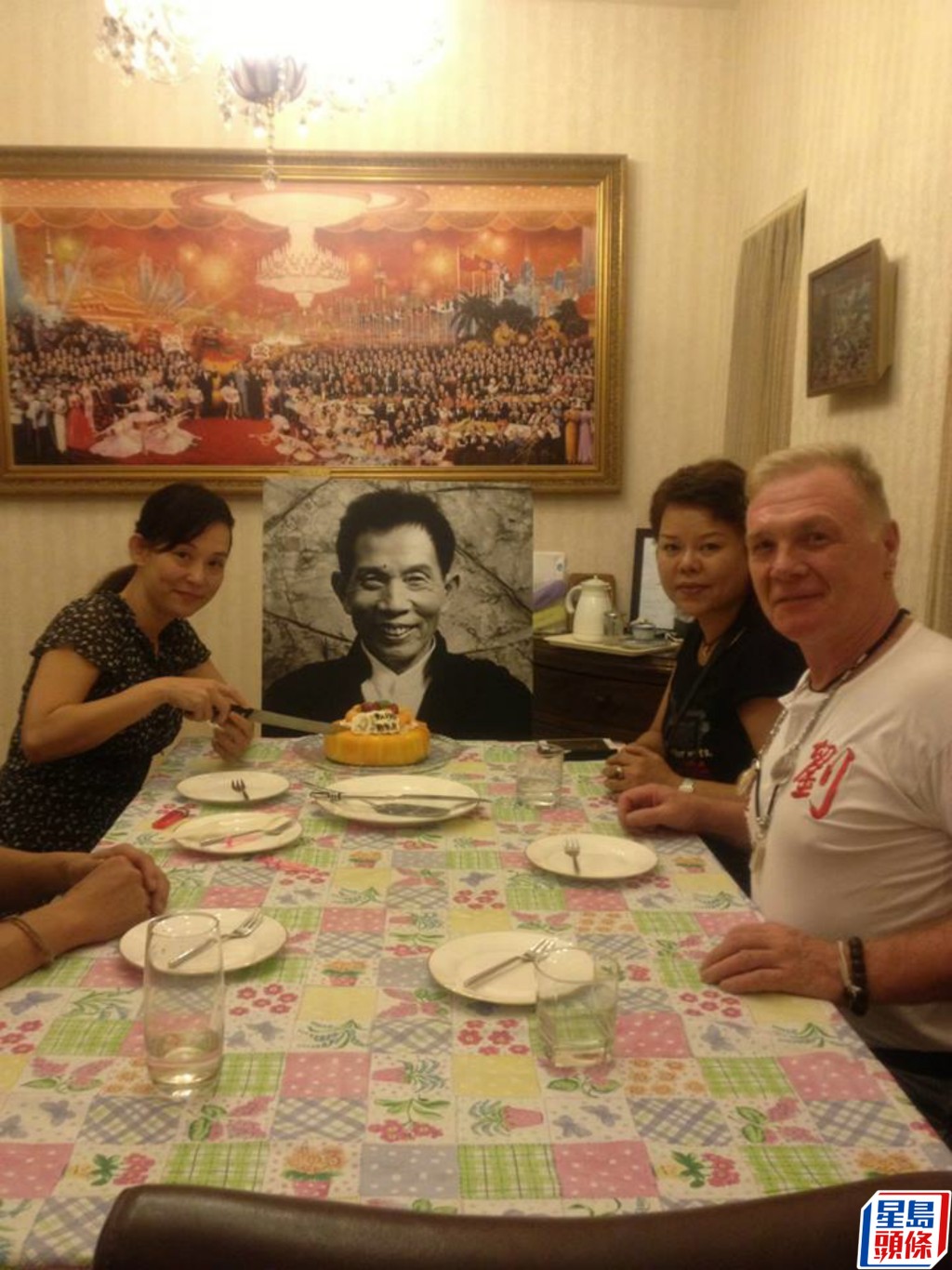刘家良师傅首个新历「生忌」，太太翁静晶(左)与徒弟阿Mark(右)及其女友等，一起与师傅「吃饭」，他们特别准备师傅照片放在枱中的主席位置。