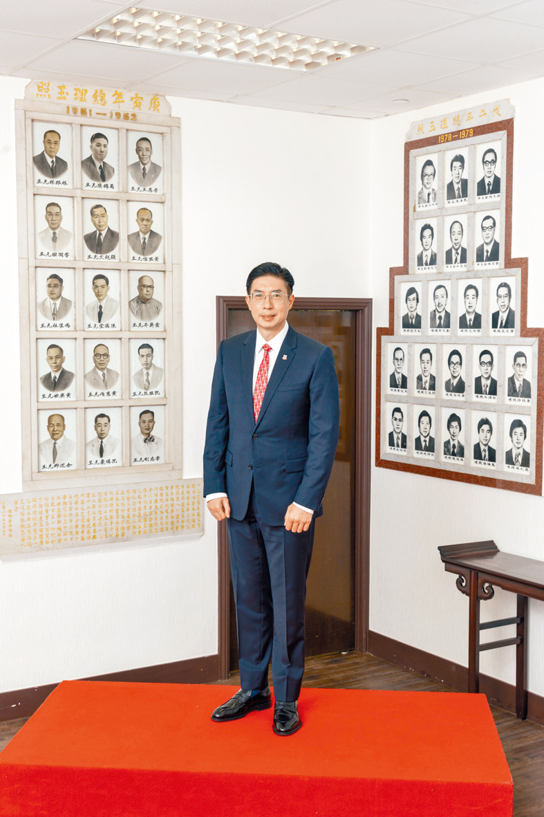 东华三院主席马清扬的家族成员早已与该院结下善缘，成为该院主席。马主席背后正是他的家父马锦灿 (左面顶排中) 及兄长马清伟 (右面顶排中) 的照片。  