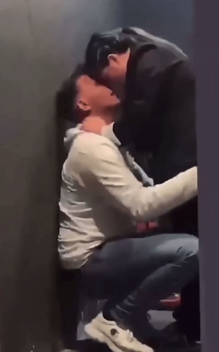醉酒洋漢在內地酒吧內疑強抱清潔阿姨,阿姨欲推開他。 醉酒洋漢在內地酒吧內疑強抱清潔阿姨,阿姨欲推開他。