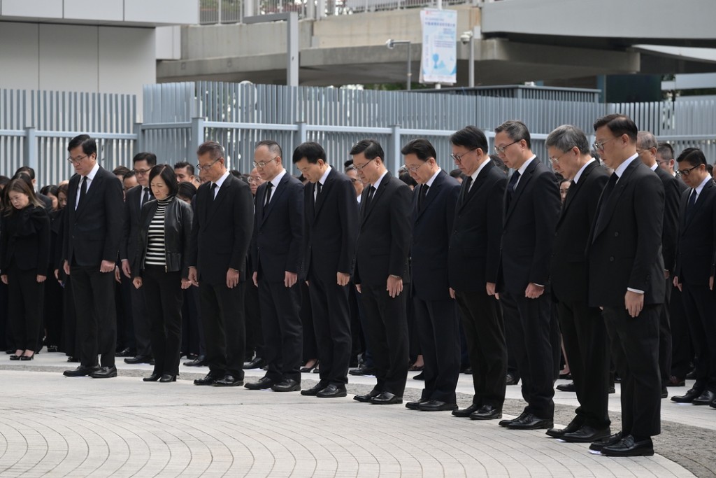 在悼念儀式上，一眾政府官員為大埔宏福苑火災不幸罹難的人士默哀。陳茂波網誌