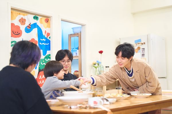 吳青峰最近擔任公視節目《誰來晚餐15》嘉賓，拜訪一名從小被雙親遺棄的社工賴雷娜一家，並作客用餐。