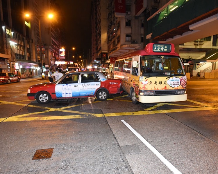 P牌寶馬衝燈,彌敦道四車相撞。