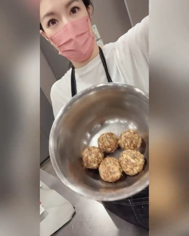 條片要較快鏡,就知苟姑娘整咗幾耐嘞!