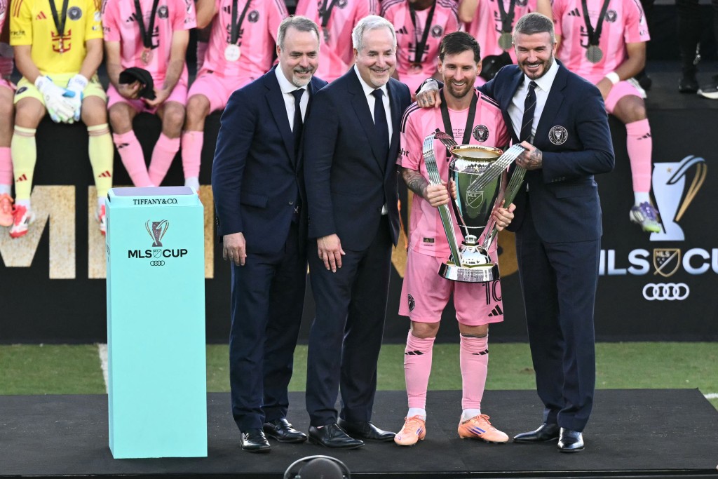 國際邁亞密3位班主,與美斯一起捧盃,右為前英格蘭名將碧咸。法新社 國際邁亞密3位班主,與美斯一起捧盃,右為前英格蘭名將碧咸。法新社