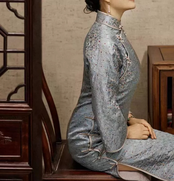 有网民认为旗袍不可以太高叉。微博图