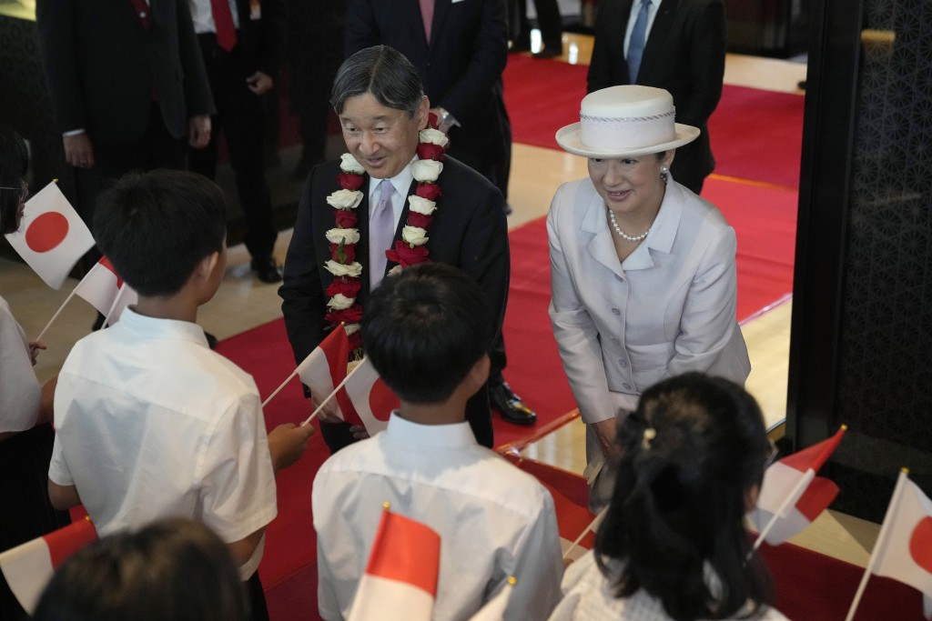 日皇德仁及皇后雅子抵達印尼展開七天外訪，日本留學生在當地迎接。 美聯社
