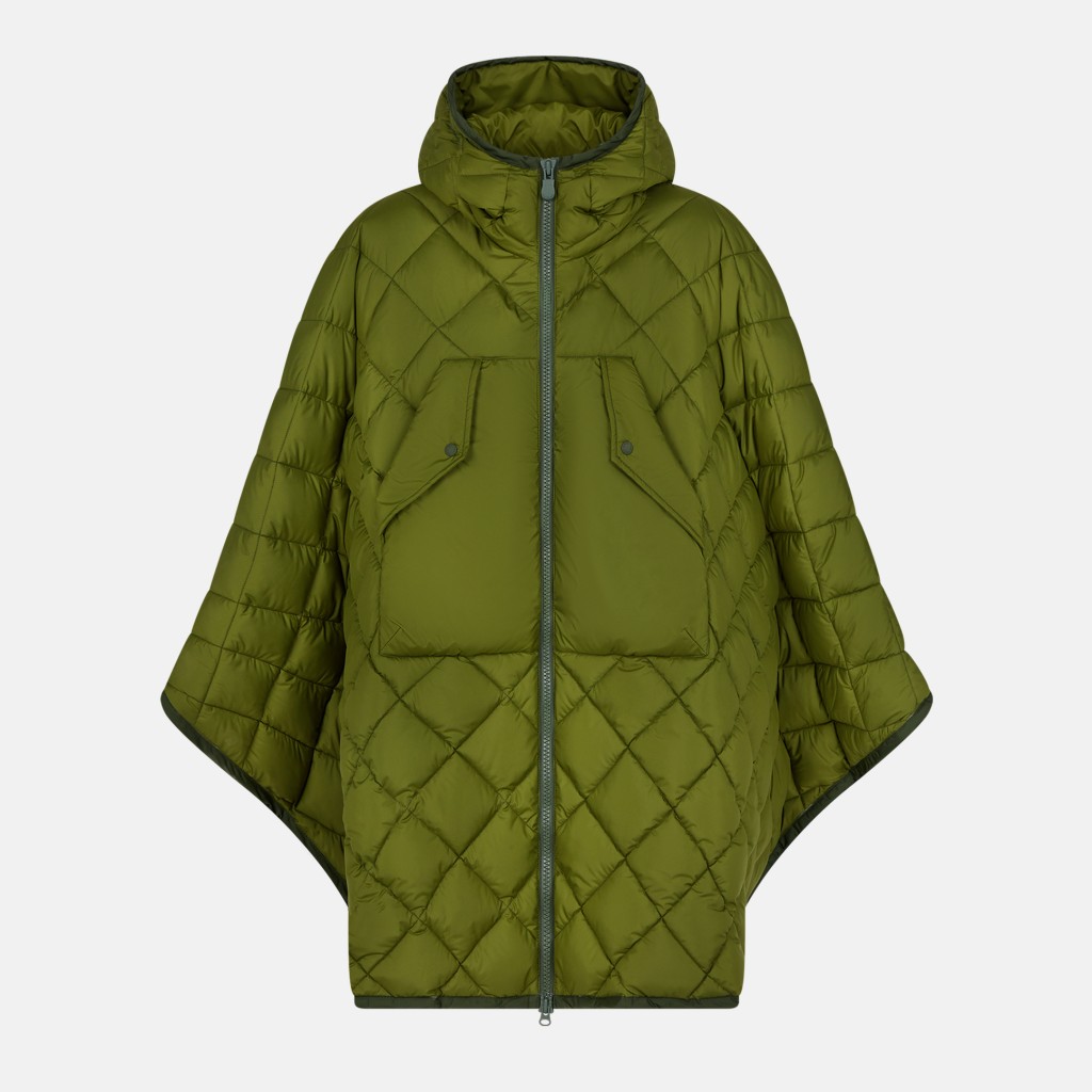 Elodie斗墨绿色斗篷车线图案有帽外套/$3,300，以百分百塑料瓶中回收的纤维制成，具防风及防水功能。