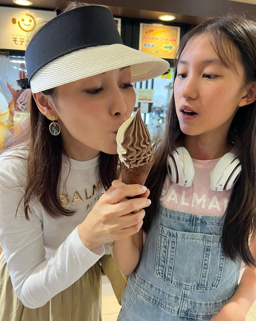 郭可盈同女兒去日本旅行，在當地食雪糕。