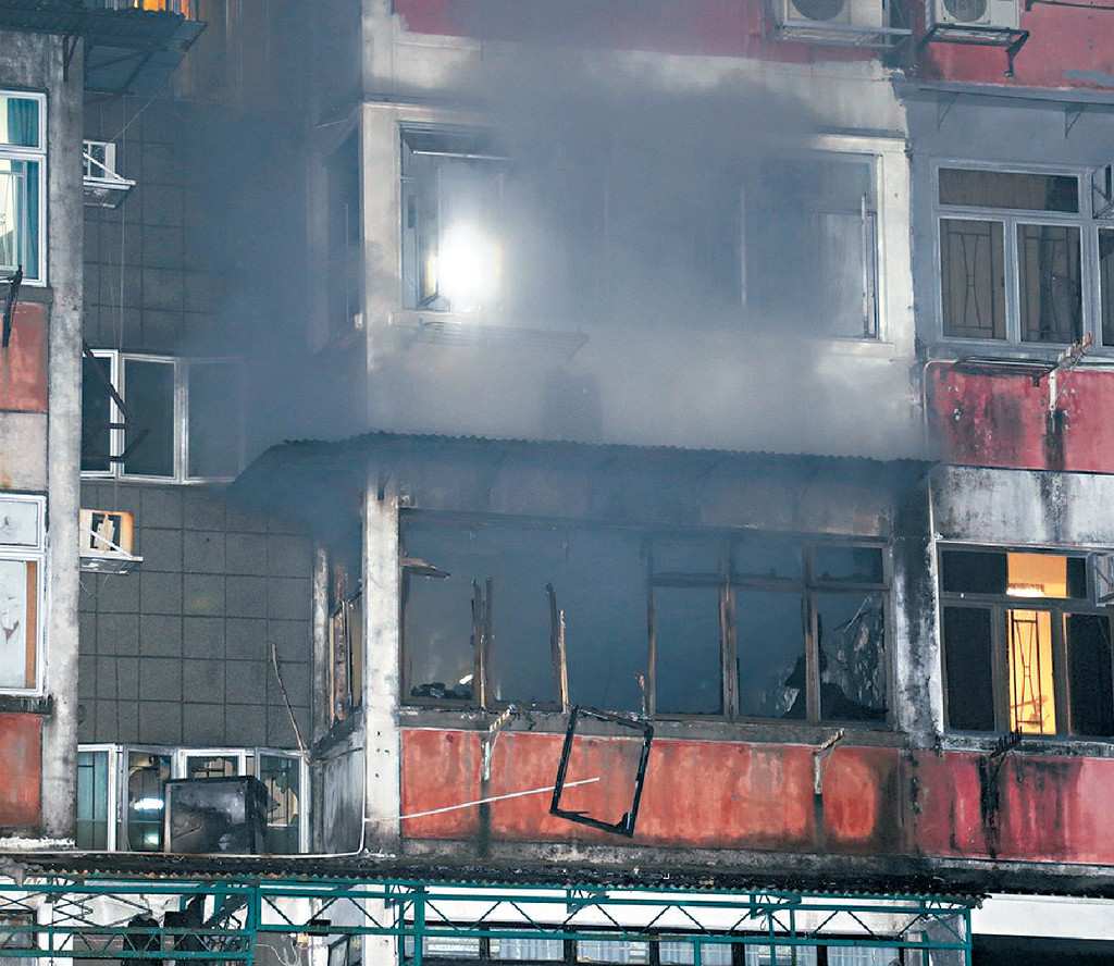 ■大埔一個單位疑電拖板短路起火，大量濃煙由單位冒出。
