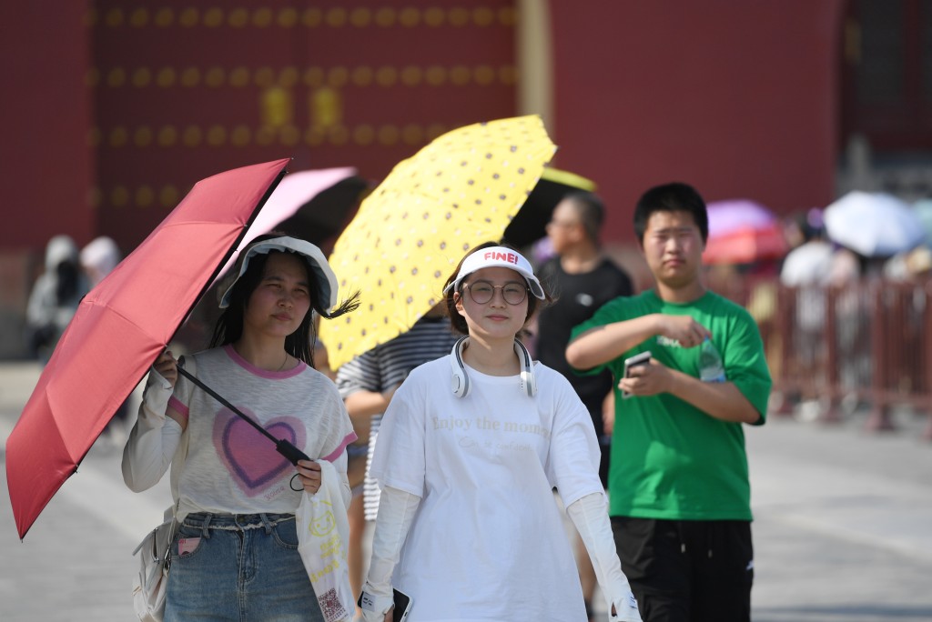 北京市氣象台昨日發布高溫紅色預警信號。新華社