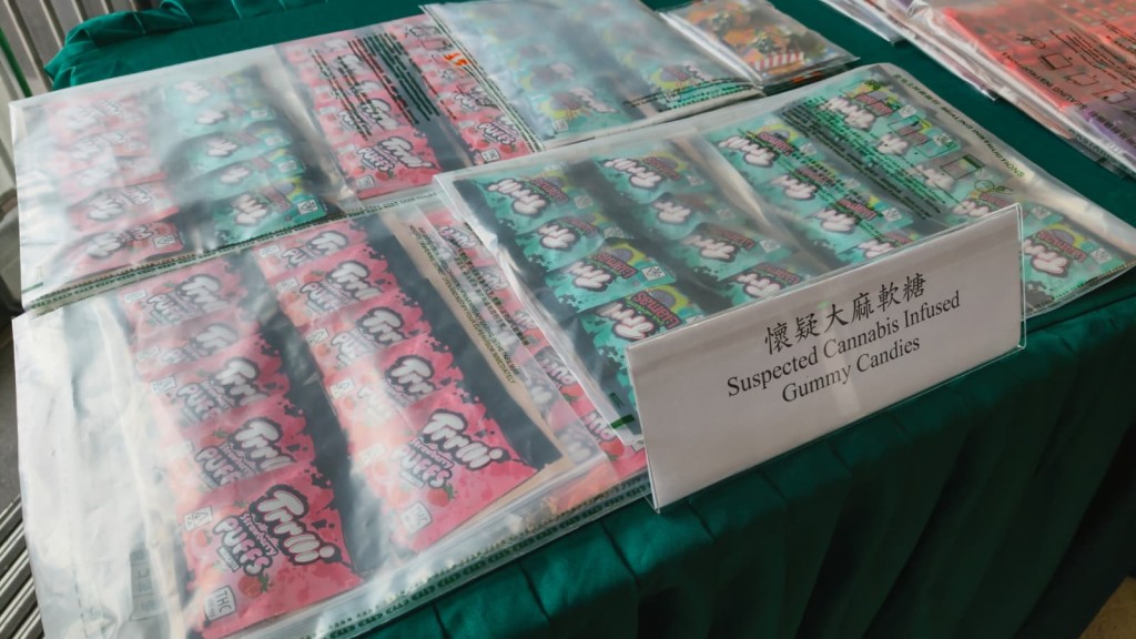 海關指被捕男子會在製毒過程中,加入不同香味的香油。黃文威攝 海關指被捕男子會在製毒過程中,加入不同香味的香油。黃文威攝