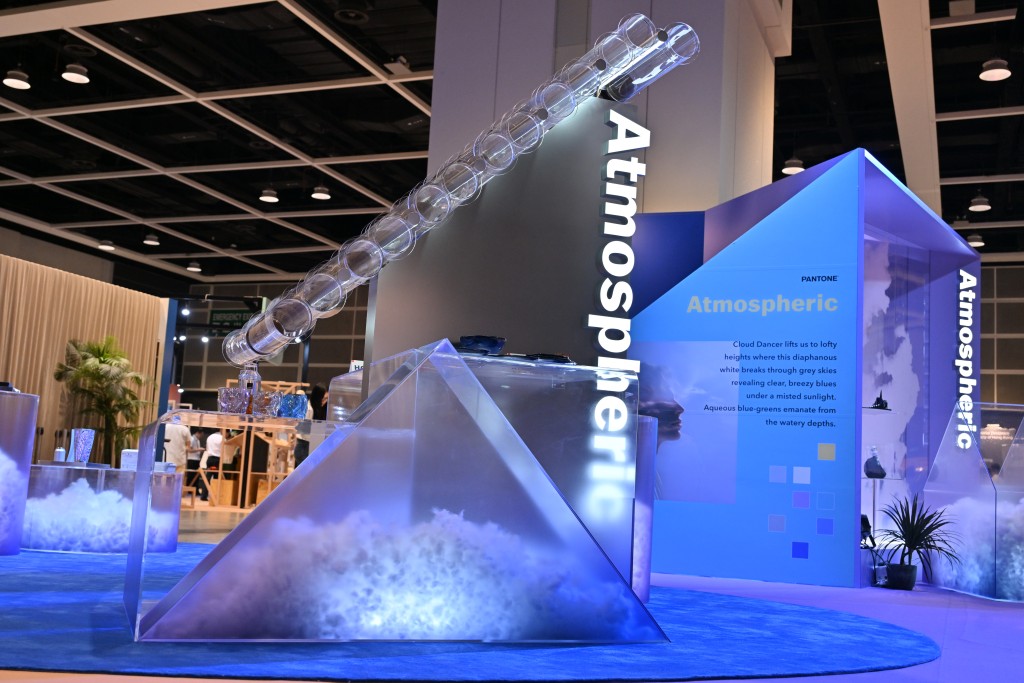 色彩潮流先驅Pantone將以2026年度代表色「雲上舞白」為主題提供策展建議。
