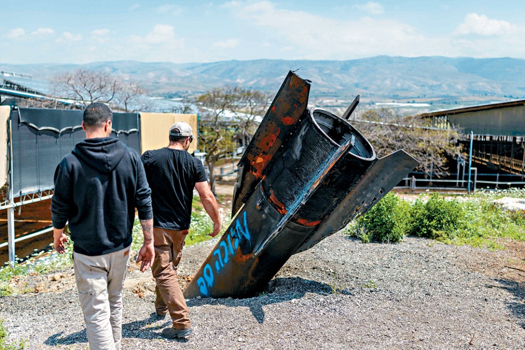 一枚伊朗导弹残骸落在约旦河西岸北部一处以色列定居点。
