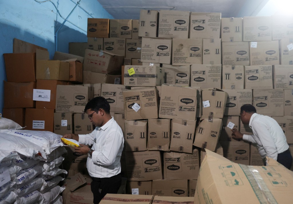 一间非法仓库涉嫌篡改食品保质期及营养标签。路透社