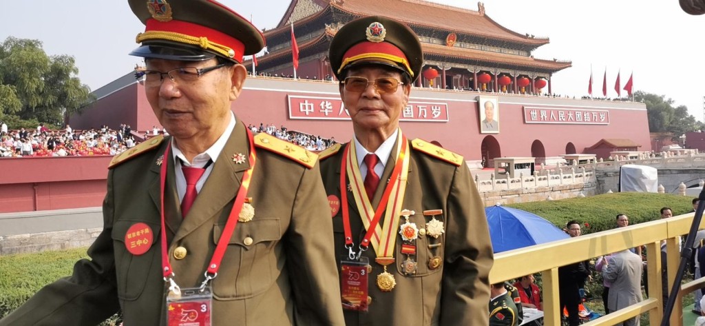 戴满勋章的老军人参加观礼。张言天摄