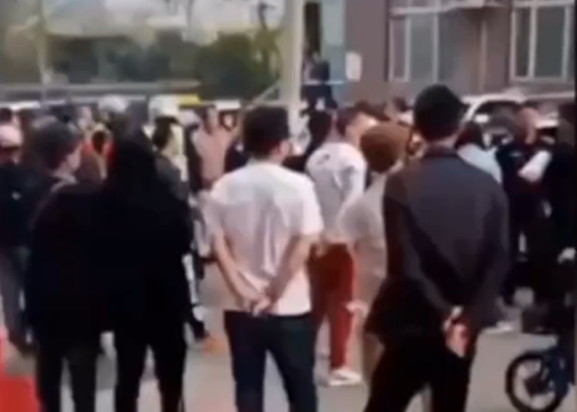 當地交警與民警到場,將兩涉事男子帶走。影片截圖