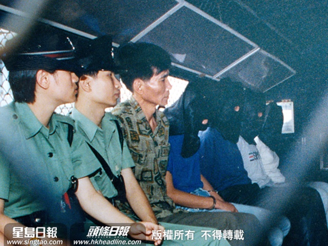 秀茂坪燒屍兇案八名被控謀殺的青少年男女,蒙頭由囚車押上法庭。資料圖片