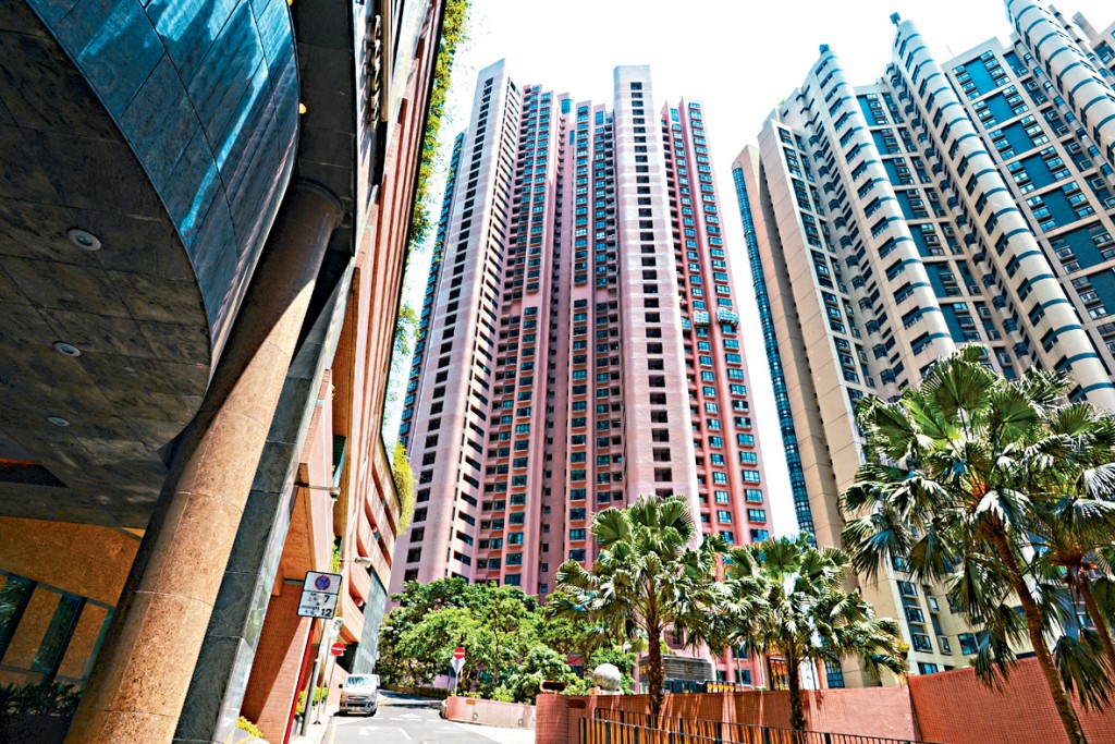 中半山帝景園2座低層A室，面積2153方呎，近日連車位以7700萬公司名義登記成交，呎價約35764元。