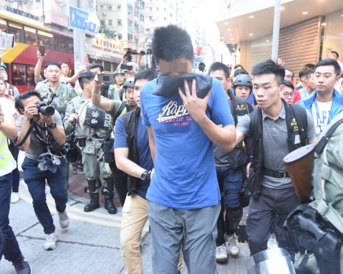 警方帶走一名男子。