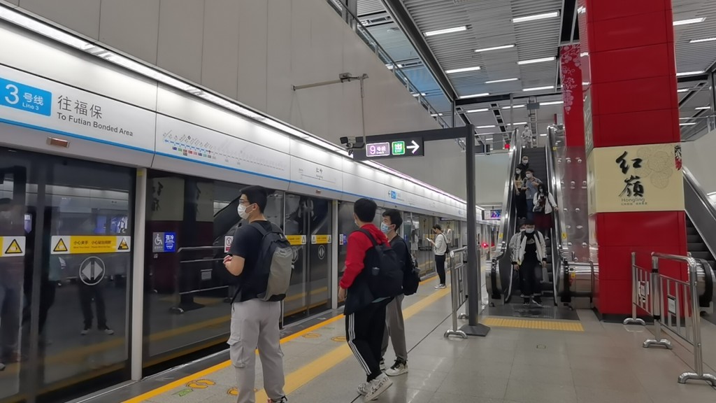 今年1月8日起，深港已实现深圳地铁、港铁重铁网络扫码乘车互联互认。