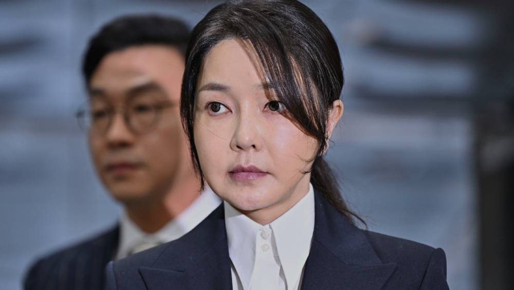 尹錫悅夫人金建希涉操股案，法官離奇伏屍法院內。 美聯社資料圖
