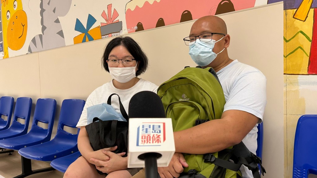 曾先生與關小姐在病房外接受《星島頭條》訪問。蔡楚輝攝 曾先生與關小姐在病房外接受《星島頭條》訪問。蔡楚輝攝