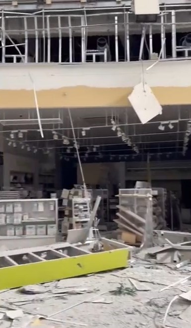 爆炸后，AEON MALL内部损毁严重。X@総务省消防庁