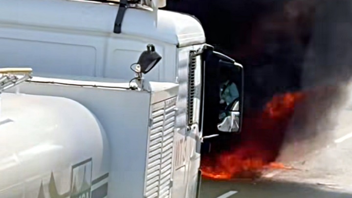 貨櫃車車尾陷入火海。fb：屯門公路塞車關注組