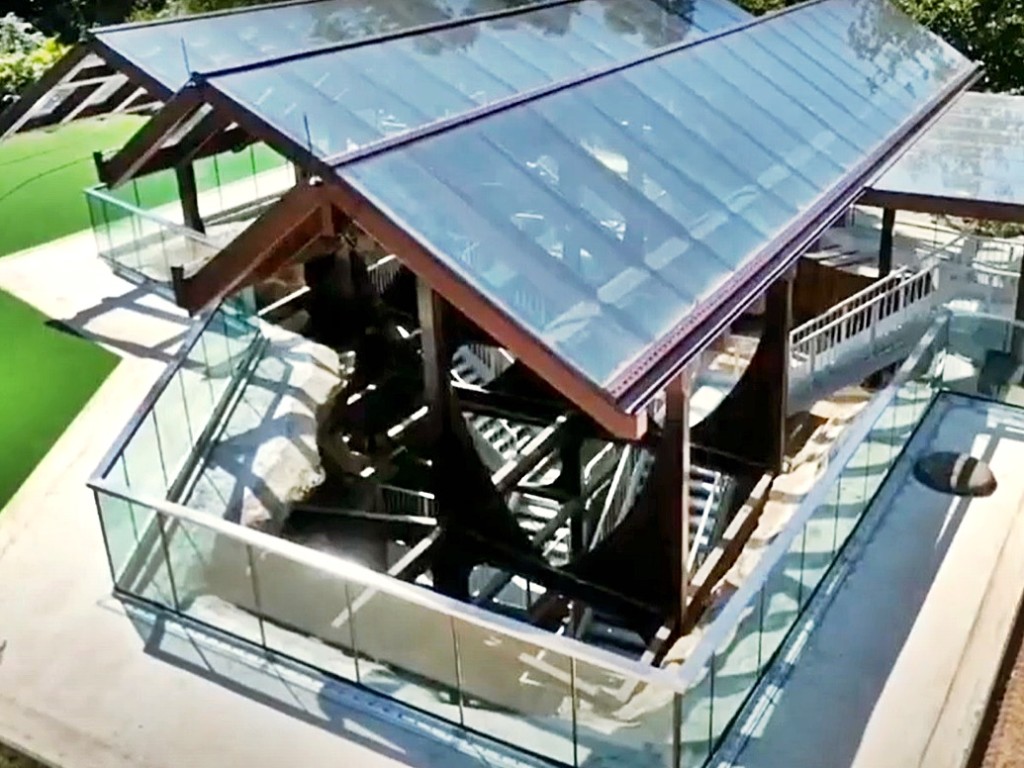 主教山配水庫的缺口近日已搭建玻璃幕屋。網上片段截圖