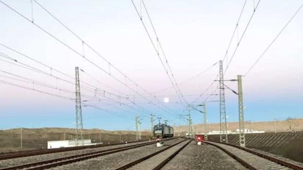 復興號動車組有望7月1日起，在青藏鐵路西寧至格爾木段運行。（中國鐵路微信公眾號）