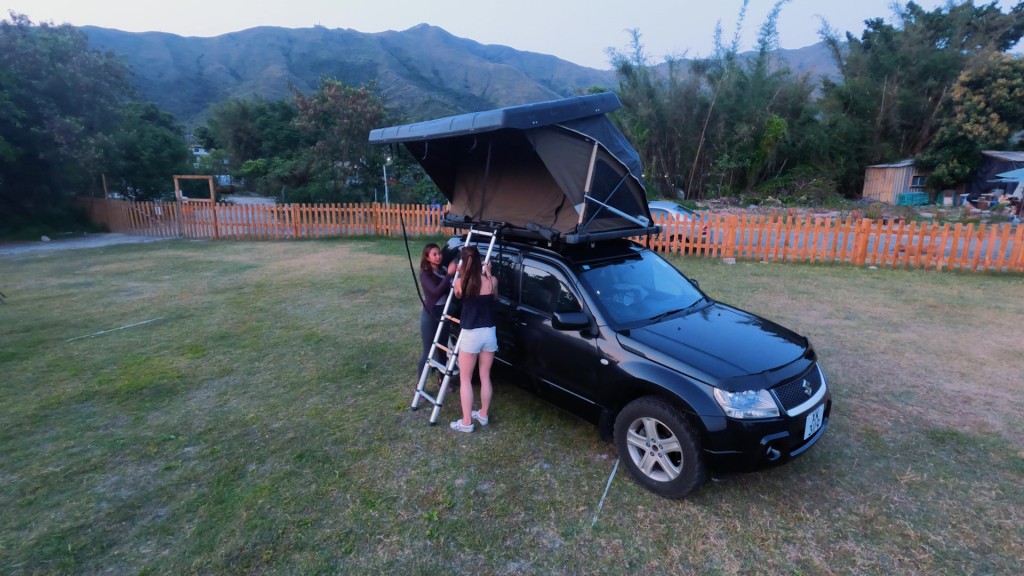 「歎世界」的何泳芍與廖慧儀去揸車露營，合作煮大餐，不過要搬用具，依然有勞動工作。