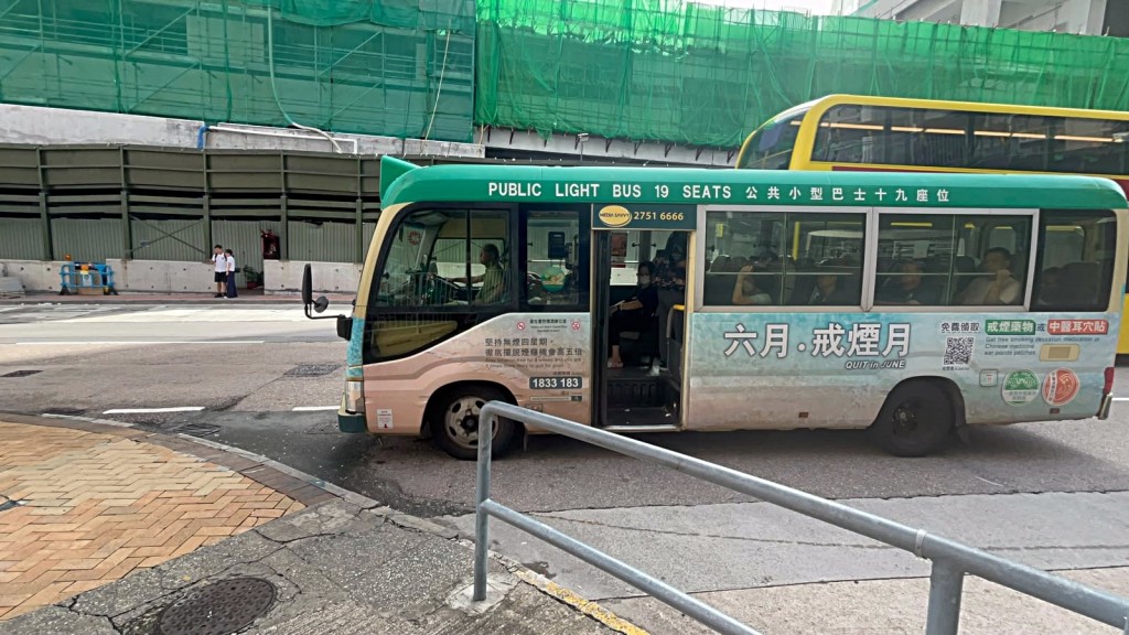 二人曾在車廂內打到出街。楊偉亨攝 二人曾在車廂內打到出街。楊偉亨攝