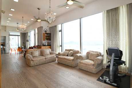 大廳天花掛有水晶吊燈，一屋閃爍璀璨。