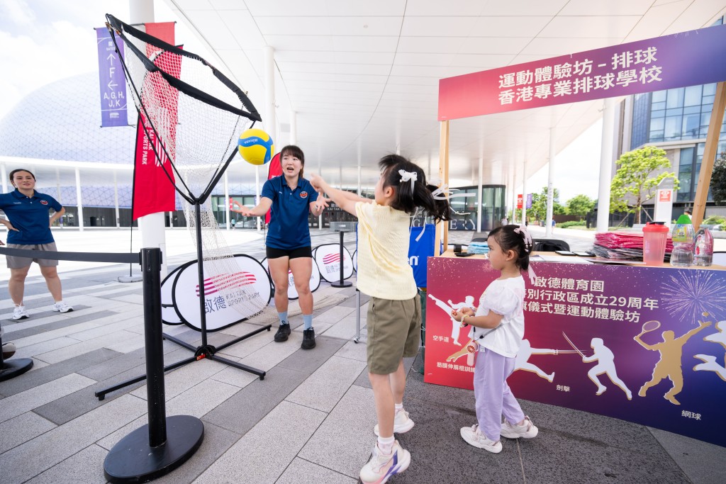 市民扶老攜幼踴躍參與體育園精心安排的運動體驗坊，包括劍擊、網球、空手道、排球及筋膜伸展棍等項目。 