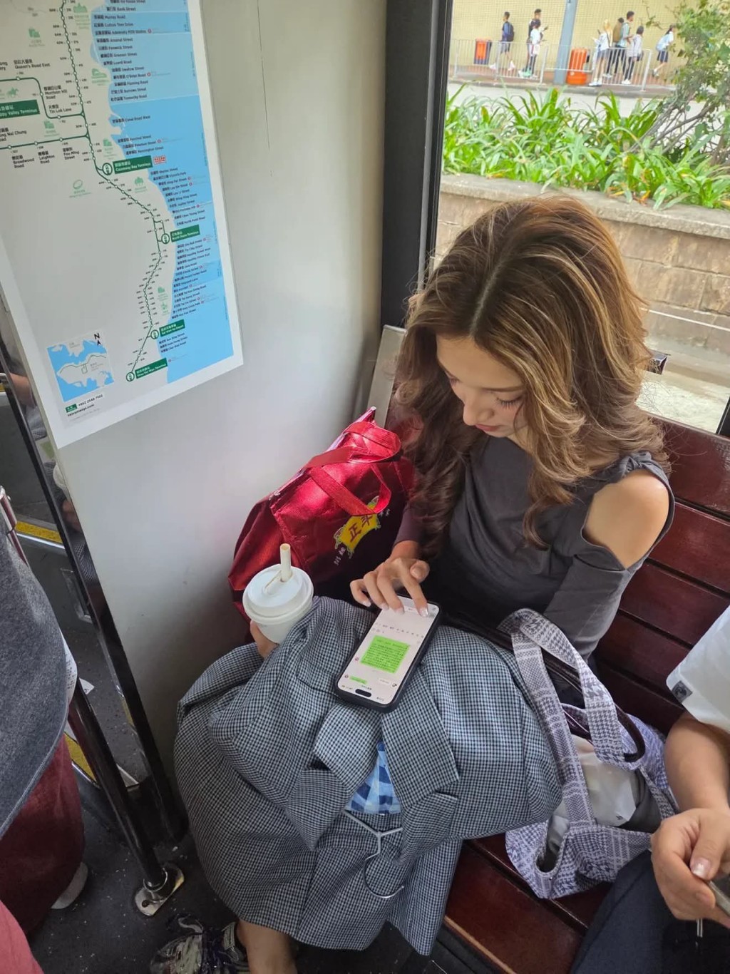 陳凱琳將個人物品擺在電車座椅上，馬上被網民公審。