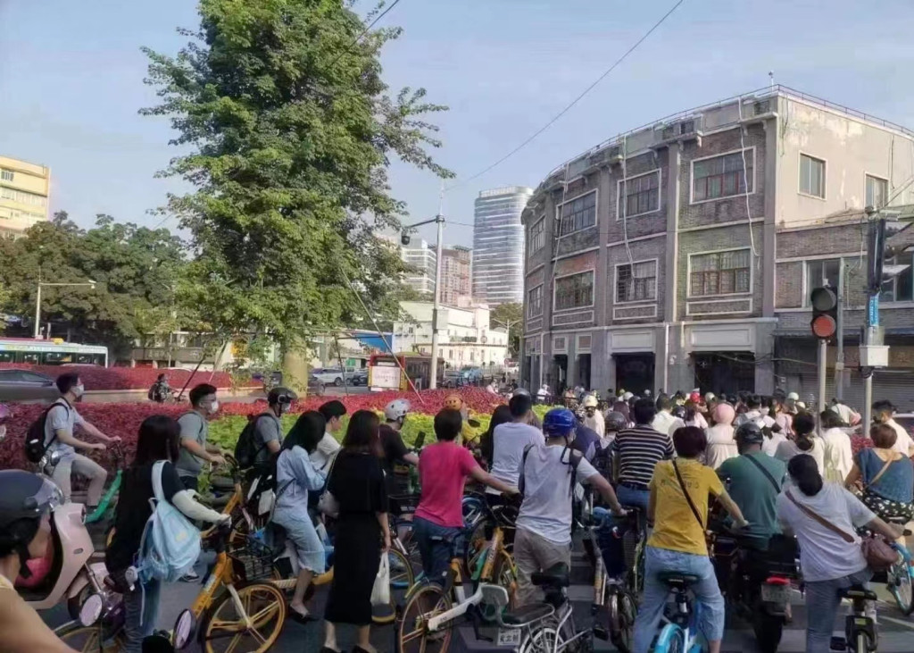 海珠區的地鐵及巴士停運，民眾踩單車或開車出門。網上圖片