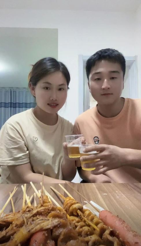 梁先生與妻子非常恩愛。抖音＠梁念霞