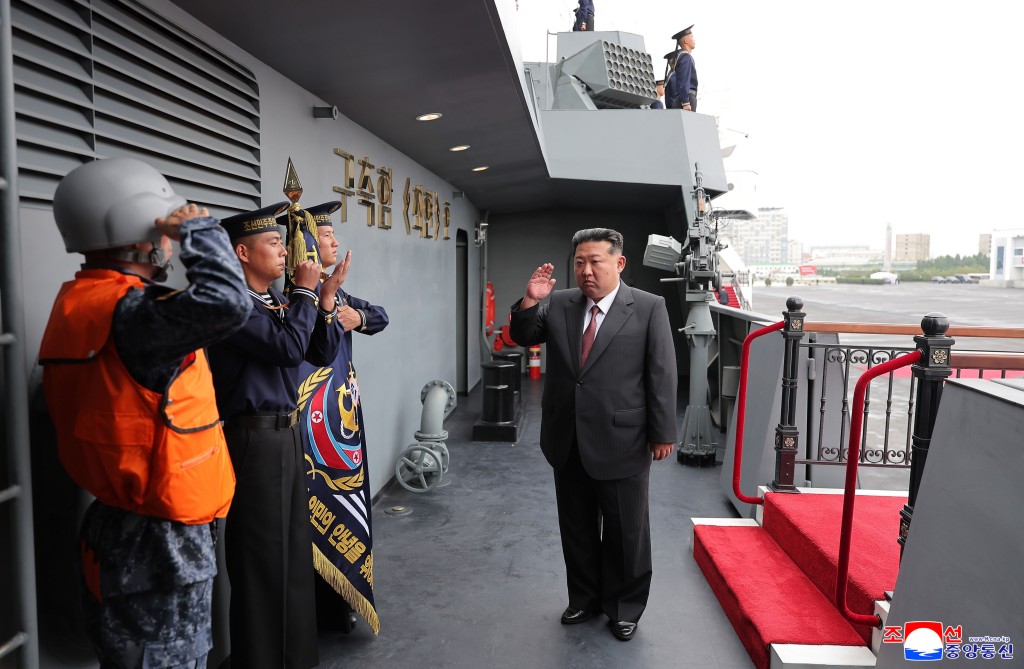 金正恩登上5000噸級「崔賢號」驅逐艦視察，誓言懲罰敵人挑釁。美聯社